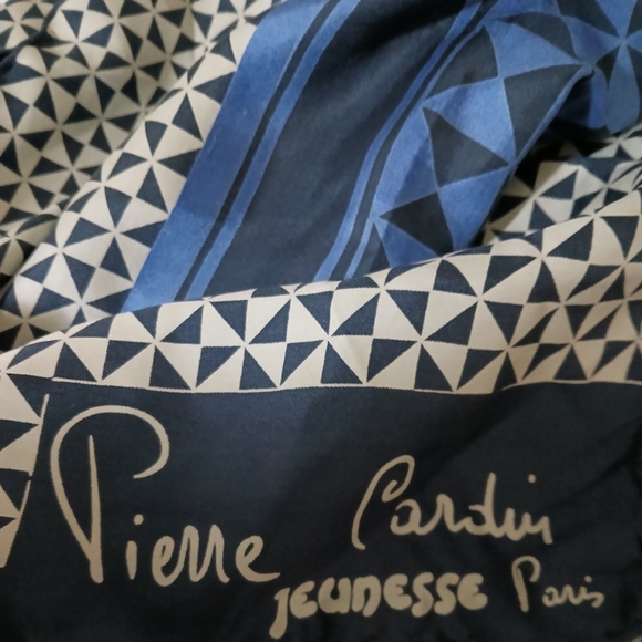 Vintage Pierre Cardin 100% Silk Made in Italy Luxury Scarf. - Picture 3 of 7